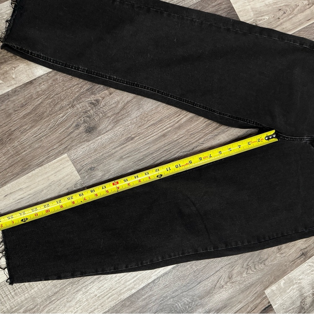 Black High-Waisted Jeans - Picture 2 of 6